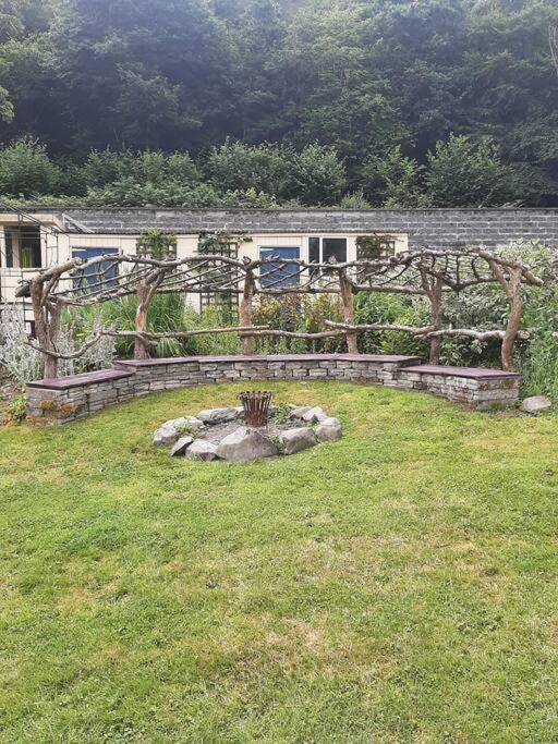 Off Grid Rosie Sheperd Hut And Summerhouse Plus 1 Acre At Tanyrallt Apartment Llanybyther Exterior foto