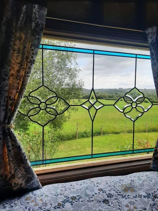 Off Grid Rosie Sheperd Hut And Summerhouse Plus 1 Acre At Tanyrallt Apartment Llanybyther Exterior foto